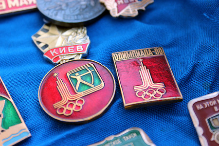 一套关于 1980 年莫斯科奥林匹克运动会的苏联徽章
