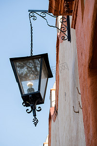 蓝天下老建筑上挂着的经典灯笼