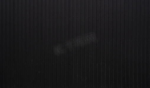 墙壁的黑波纹状的金属板纹理表面。