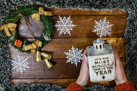 圣诞花环和装饰品在木板上的圣诞作文。