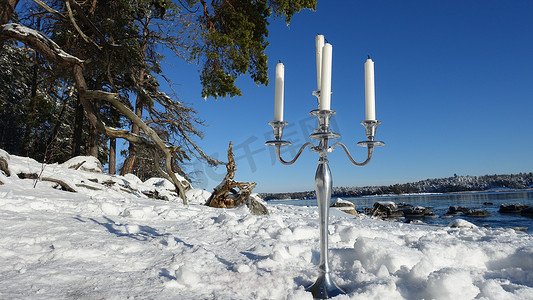 斯堪的纳维亚阳光明媚的冬日，海边的银烛台