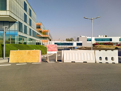 路障摄影照片_阿联酋迪拜 — CIRCA 2020：靠近医院的路标和路障。