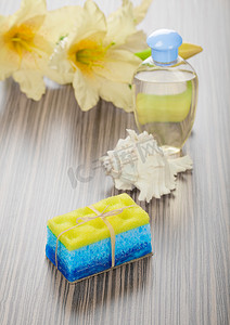 肥皂浴海绵贝壳瓶和花