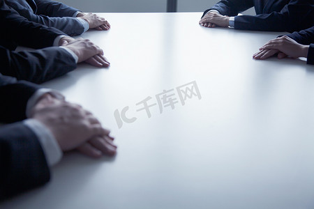 在商务会议期间，特写商务人士在桌上的双手合十