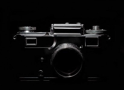摄影机摄像机摄影照片_黑暗中的老式相机剪影