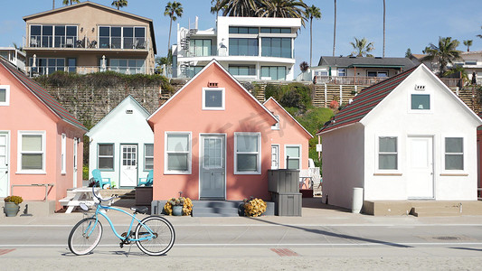 由海洋海滩，加利福尼亚海岸美国的自行车巡洋舰自行车。