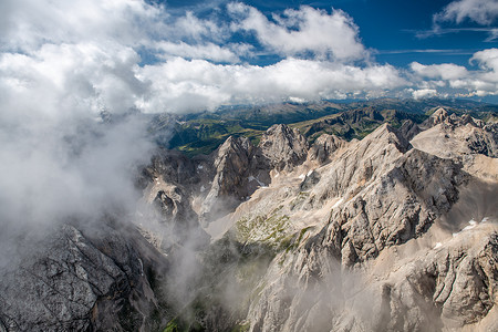 意大利阿尔卑斯山马尔莫拉达山峰的山景