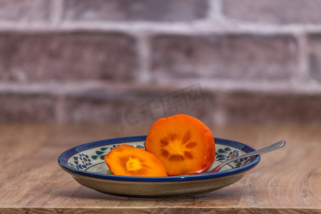 准备在质朴的盘子上吃的柿子