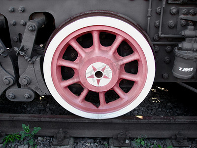 一辆老蒸汽机车的轮子