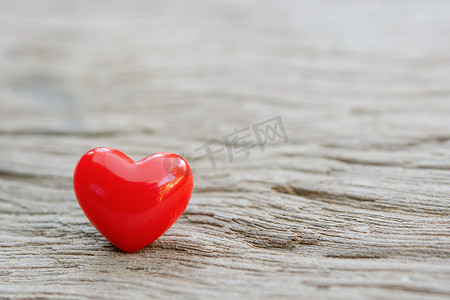 情人节海报摄影照片_情人节背景，木板上有红心，复制