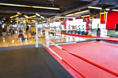 离焦拳击健身房内部和健身健身俱乐部的抽象模糊与体育锻炼设备健身房模糊背景。