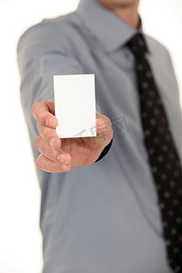 打领带的男人显示一张空白卡片