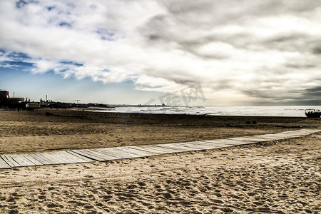 葡萄牙暴风雨天空下的阿古达海滩