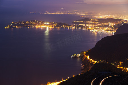 cap摄影照片_Saint Jean Cap Ferrat 和尼斯在日落时的远景