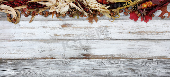 顶部边框摄影照片_白色质朴木板上秋季装饰的顶部边框 f