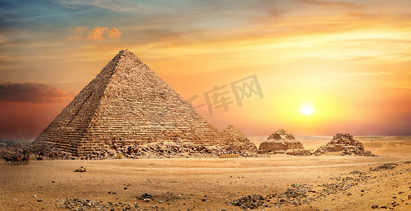 在沙子的埃及金字塔