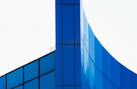 白色 backgr 上现代蓝色建筑的墙壁碎片
