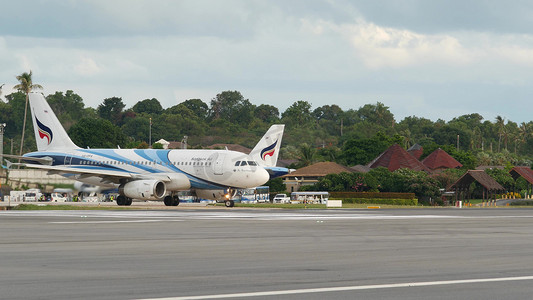 航空公司求职简历摄影照片_泰国苏梅岛 — 2019 年 6 月 23 日：白色飞机在异国情调的旅游胜地曼谷航空公司机场跑道上飞行和降落。