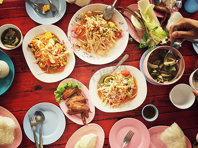餐桌上的泰式美食：吃东北菜（SOM TUM - 辣木瓜沙拉、糯米、NUM TOK - 辣汤）。