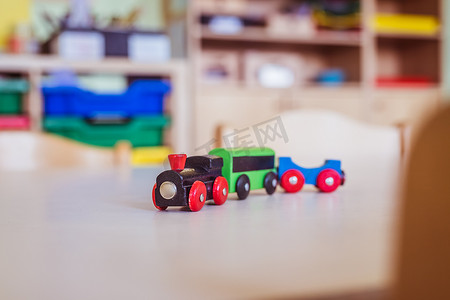 儿童发展理念：幼儿园木制玩具铁路的特写