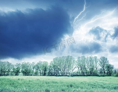 大气雷电摄影照片_绿色领域和风暴
