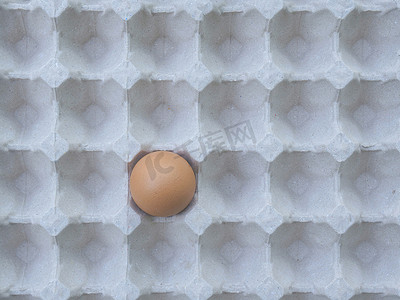 从顶部看单个棕色鸡蛋 纸盘上的新鲜鸡蛋 高蛋白食品成分