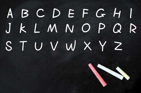 黑板上用白色粉笔手写的英文字母表