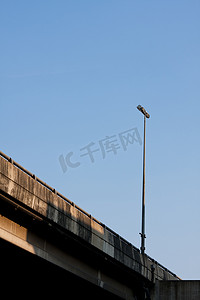 城市高铁背景摄影照片_天空中道路上的灯。