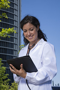 医生女性阅读平板电脑