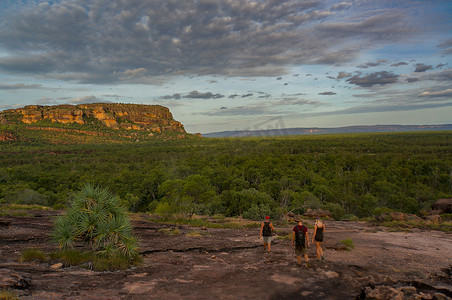 卡卡卡卡卡卡摄影照片_从卡卡杜国家公园乌比尔的纳达布观景台走下来的游客 — 澳大利亚北部地区