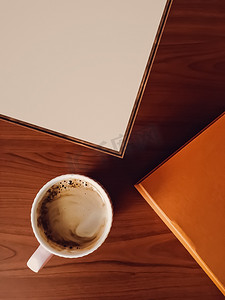 木桌上的咖啡杯和带有空白复制空间的框架作为海报照片打印模型、平躺背景和业务