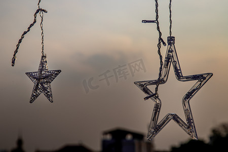 年节摄影照片_为曼谷的圣诞假期和新年节准备屋顶上的灯饰。