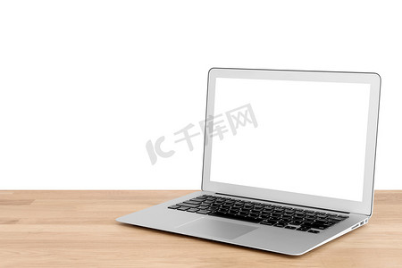 智能社区摄影照片_白色背景的木桌上有空白屏幕的智能笔记本电脑。智能技术和物联网概念的照片设计。
