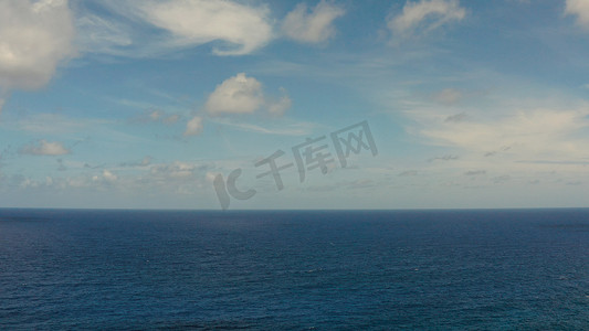 海面天空摄影照片_海景，蓝色的大海，天空与云，鸟瞰图