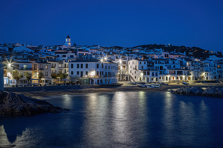 黄昏的村庄摄影照片_布拉瓦海岸典型的西班牙村庄在晚上 Calella de Palafrugell。