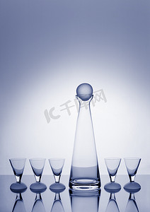 醒酒器和五个玻璃杯背光和蓝色调