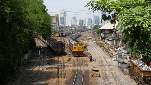 泰国曼谷 — 2019年7月11日：以城市景观和摩天大楼为背景的火车站景观。