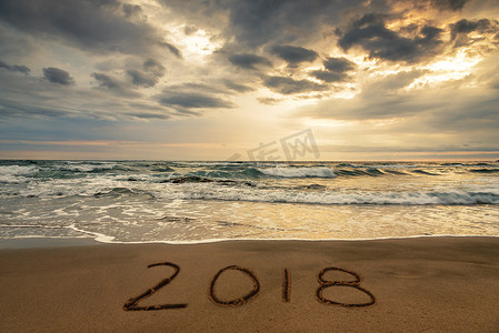 2018 年写在沙滩上，旅行 2018 年新年概念