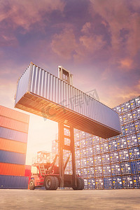 用于运输进出口和物流工业概念的装运场叉车起重货物集装箱