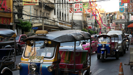 泰国曼谷 — 2019年3月18日：亚洲城市街道上的嘟嘟车。