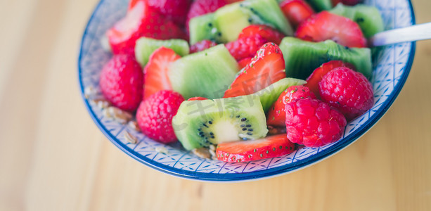 草莓和猕猴桃早餐果盘，特写。