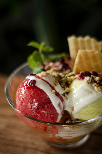 碗里的草莓和开心果冰淇淋圣代甜点