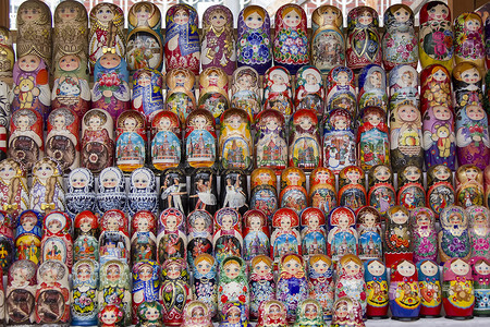 莫斯科，2018 年 6 月 8 日。中央市场。市场上五颜六色的俄罗斯娃娃的背景。展会上的俄罗斯传统套娃纪念品
