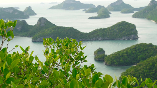 在旅游苏梅岛天堂热带度假胜地附近的 Ang Thong 国家海洋公园鸟瞰海洋岛屿的全景鸟瞰图。