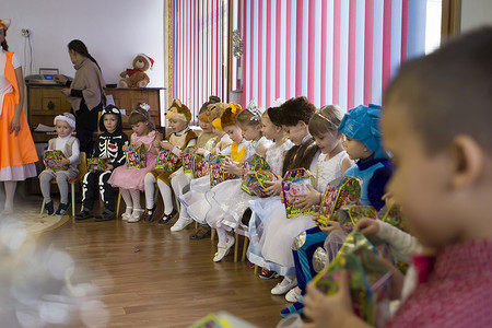 白俄罗斯，Gomil 市，2018 年 12 月 27 日。幼儿园的晨会。幼儿园的孩子们带着圣诞礼物。