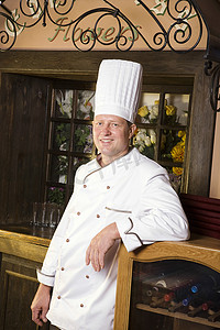 餐厅里一位微笑的男厨师的画像