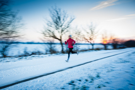 跨部门活动摄影照片_冬季跑步-户外跑步的年轻女子