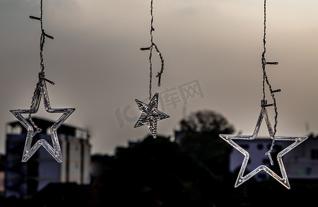 为曼谷的圣诞假期和新年节准备屋顶上的灯饰。