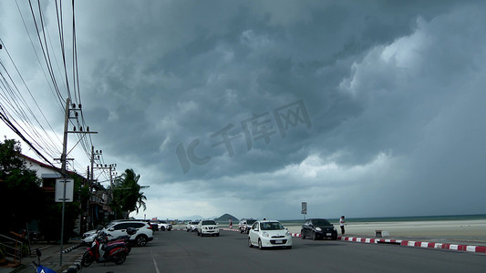 泰国苏梅岛 — 2019 年 7 月 14 日，阴沉的海滨景观，汽车和等待飓风的人。