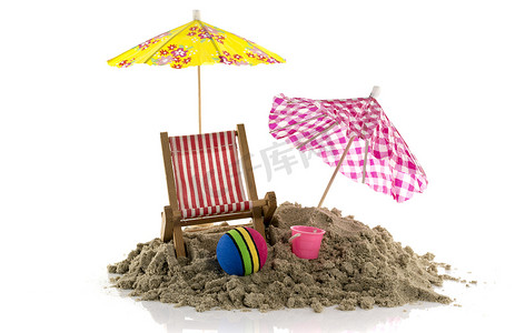 沙滩上的黄色和粉色遮阳伞